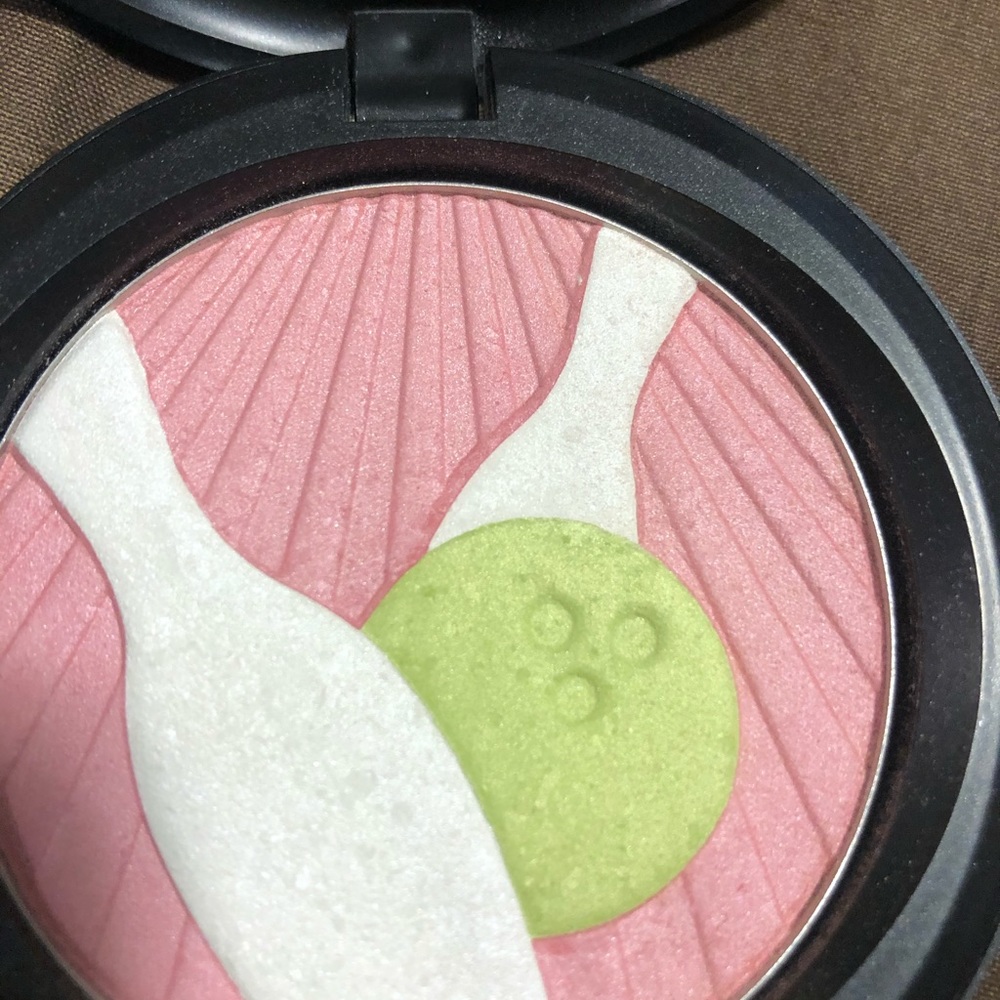 Mac Face Powder. Trophy. - Picture 2 of 3
